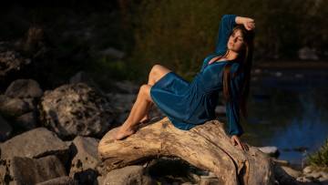 Картинка девушки -+брюнетки +шатенки синее платье водоем камни девушка длинные волосы