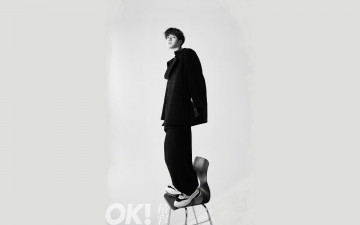 Картинка мужчины wang+yi+bo актер пальто стул
