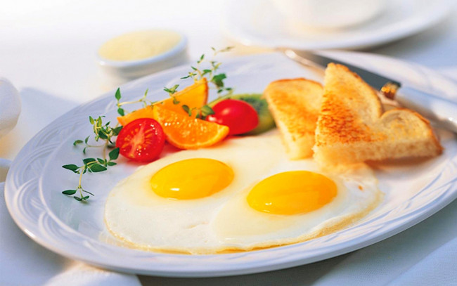 Обои картинки фото еда, яичные блюда, тосты, яйца, глазунья, помидор