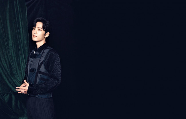 Обои картинки фото мужчины, xiao zhan, актер, куртка, шторы