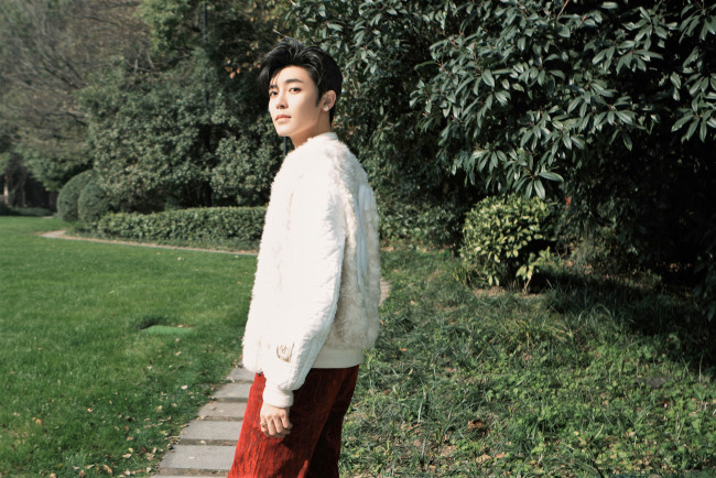 Обои картинки фото мужчины, hou ming hao, актер, куртка, сад