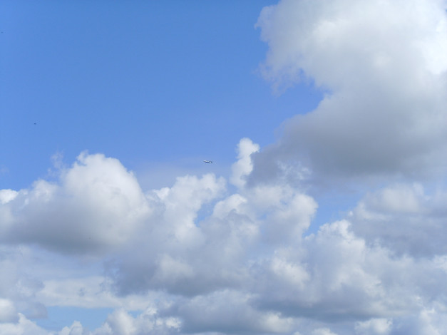 Обои картинки фото облаках, авиация, пассажирские, самолёты