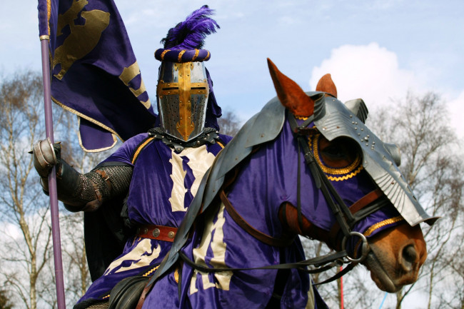 Обои картинки фото оружие, доспехи, лошадь, стяг, фиолетовый, рыцарь