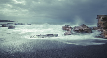 Картинка природа побережье волны брызги камни