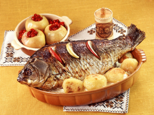 Обои картинки фото еда, рыбные, блюда, морепродуктами, карп, ягоды, яблоки, картофель