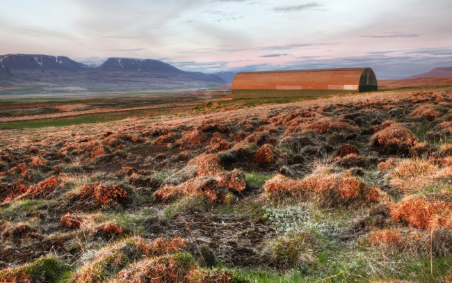 Обои картинки фото barn, on, the, tundra, природа, поля, простор, поле, горы