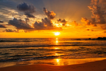 Картинка природа восходы закаты зеркало закат пляж оранжевое небо облака волна отражение