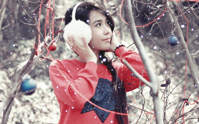 Обои картинки фото девушки, -unsort , азиатки, игрушки, шары, ветки, деревья, снег, свитер, наушники