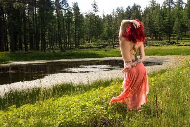 Обои картинки фото девушки, -unsort , рыжеволосые и другие, юбка, болото, спина, модель, поза, природа, топлес, тату