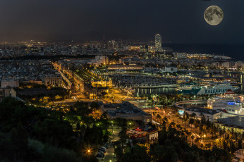 Картинка города барселона+ испания море луна огни город дома ночь барселона католония