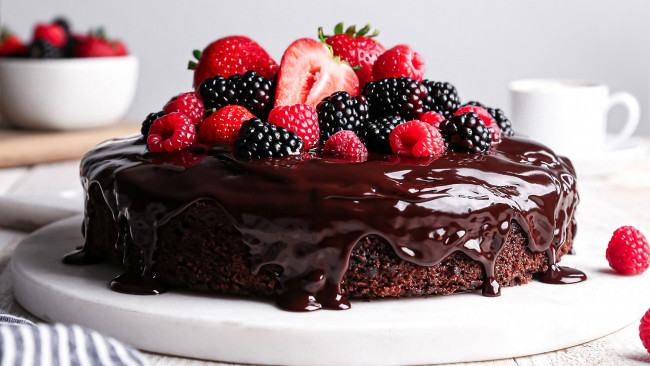 Обои картинки фото еда, торты, ягоды, торт, шоколадная, глазурь