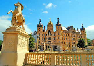 Картинка замок шверин германия города желтый конь статуя шпили перила
