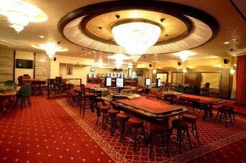 Картинка интерьер казино торгово развлекательные центры столы игра люстра