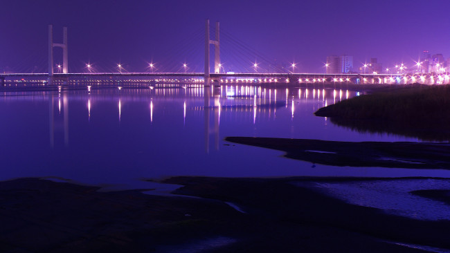 Обои картинки фото города, мосты, берег, огни, город, вечер, река