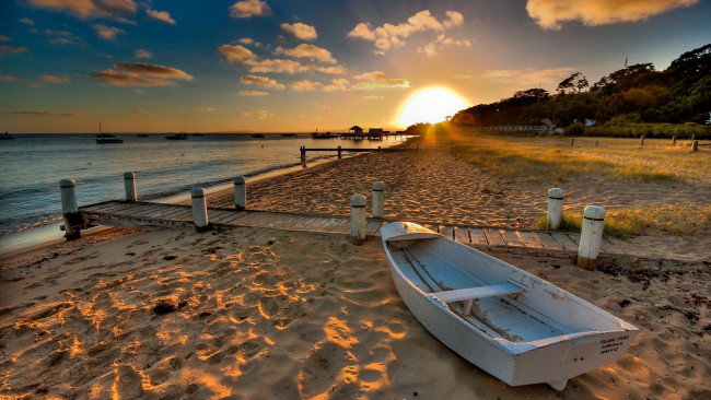 Обои картинки фото корабли, лодки, шлюпки, берег, песок, лодка, солнце, вода, закат