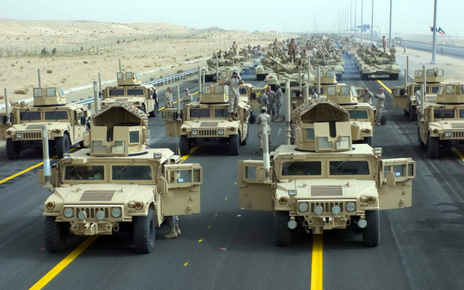 Обои картинки фото колонна, техника, военная, марш, шоссе, джипы, танки