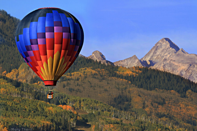 Обои картинки фото авиация, воздушные, шары, щар, горы, лес