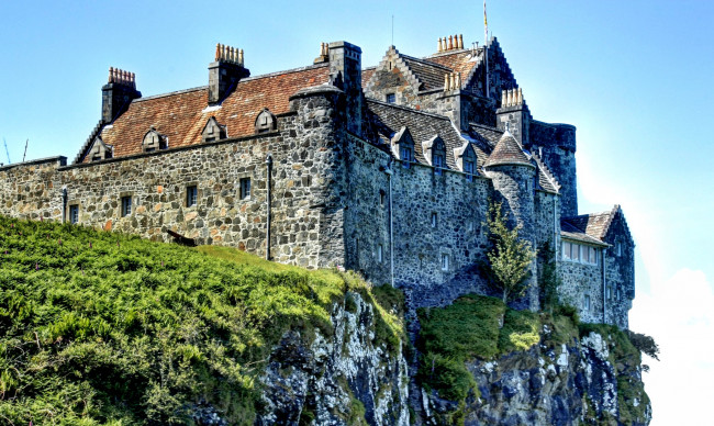 Обои картинки фото duart, castle, isle, of, mull, города, дворцы, замки, крепости, трава, луг, скала, стены, башни, замок