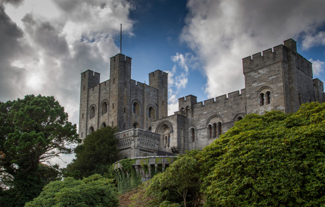 Обои картинки фото penrhyn, castle, north, wales, england, города, дворцы, замки, крепости, gwynedd, bangor, кусты, англия, северный, уэльс, бангор, замок, пенрин