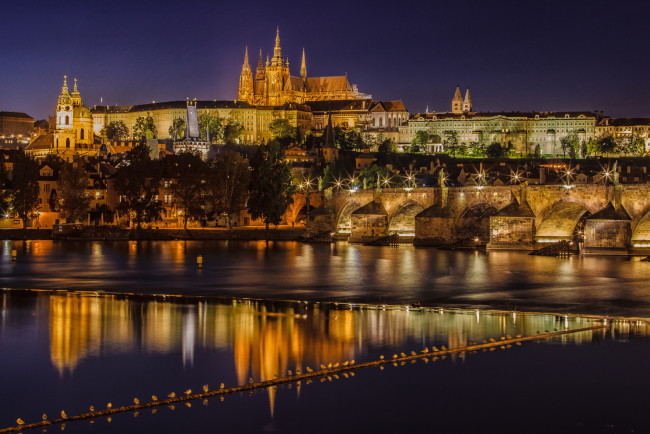 Обои картинки фото prague, czech, republic, города, прага, Чехия, ночной, город, vltava, river, карлов, мост, река, влтава, charles, bridge