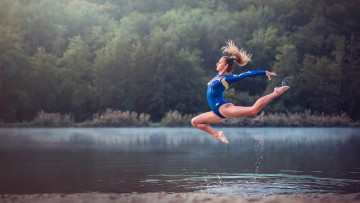 Картинка спорт гимнастика гимнастка прыжок грация брызги