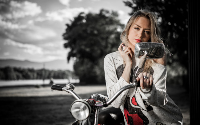 Обои картинки фото мотоциклы, мото с девушкой, лицо, karolina debczynska