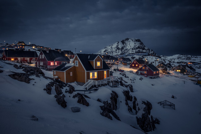 Обои картинки фото города, - огни ночного города, гренландия, сисимиут, sisimiut, дома, огни, снег, ночь, горы, серые, облака