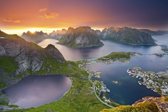 Обои картинки фото города, - пейзажи, лофотенские, острова, норвегия, горы, море, закат, зарево, облака, солнце, лучи