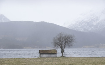 Картинка природа пейзажи домик горы озеро дерево