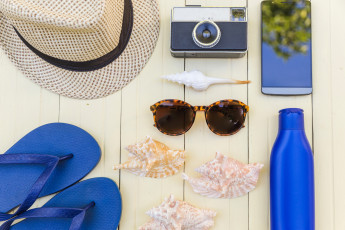 Картинка разное одежда +обувь +текстиль +экипировка лето шляпа телефон очки сланцы море