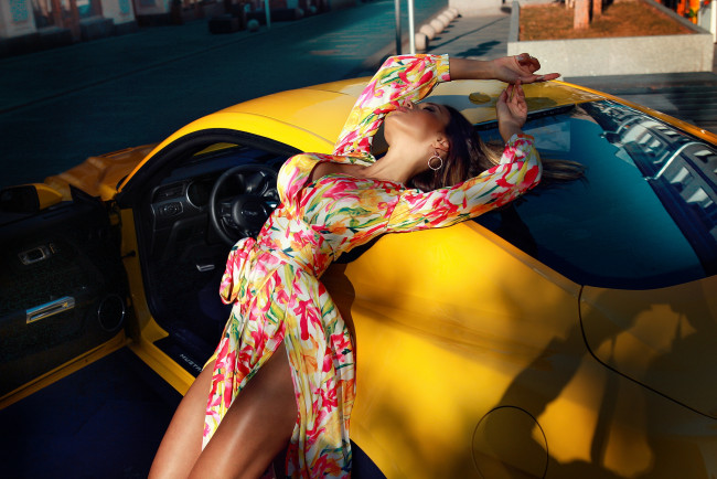 Обои картинки фото девушка и ford mustang, автомобили, -авто с девушками, модель, женщины, с, автомобилями, ford, mustang, глубина, резкости, брюнетка, платье, декольте, улица, на, открытом, воздухе, желтый, купе, max, sokolovich