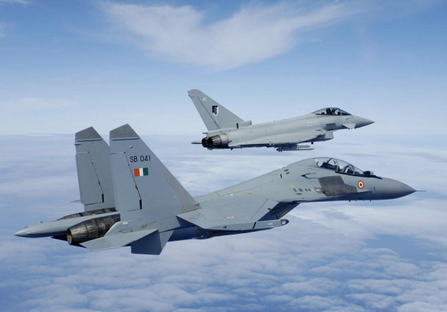 Обои картинки фото eurofighter typhoon,  су-30мки, авиация, боевые самолёты, eurofighter, typhoon, ввс, индии, sukhoi, su-30mki