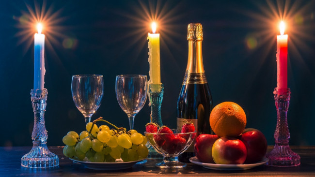 Обои картинки фото еда, разное, виноград, шампанское, свечи, клубника