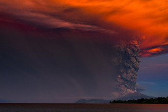 обоя природа, стихия, вулкан, красное, зарево, извержение, дым, клуб, облака, задымление, лава, магма, огонь, брызги, поток, явление, гора, молнии, раскат, гром