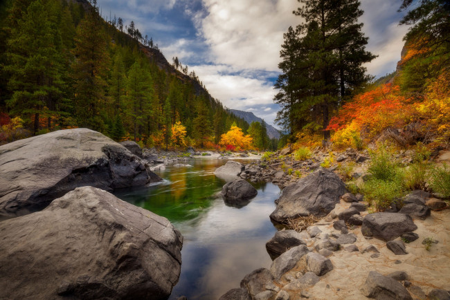 Обои картинки фото природа, реки, озера, осень, лес, облака, река, камни, берег, речка, водоем, валуны