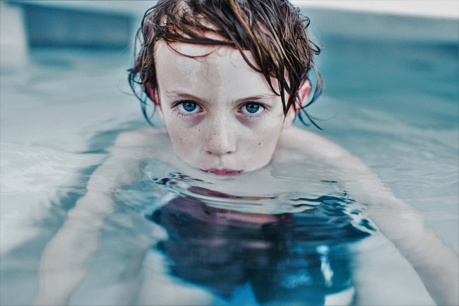 Обои картинки фото разное, дети, мальчик, вода, бассейн