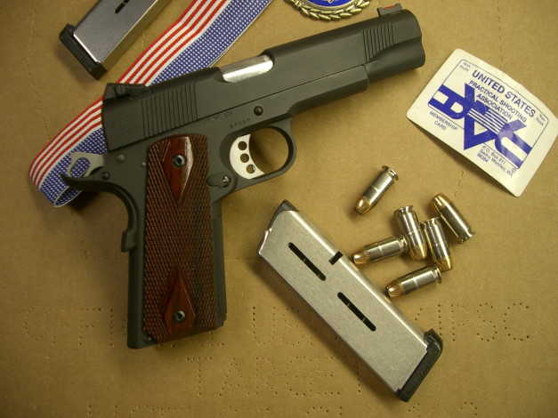 Обои картинки фото оружие, пистолеты, 1911, кольт, перфорация, ленточка, патроны, обоймы, пистолет