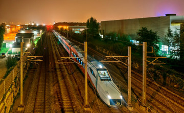 Картинка техника поезда огни ночь контактные мачты рельсы пути железкая дорога скоростной поезд