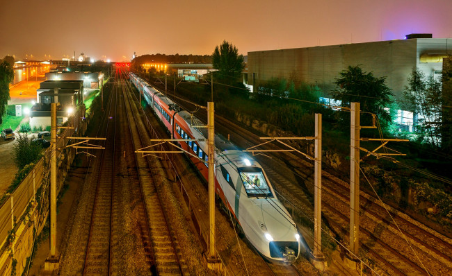 Обои картинки фото техника, поезда, огни, ночь, контактные, мачты, рельсы, пути, железкая, дорога, скоростной, поезд