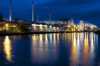 Картинка города -+огни+ночного+города блики ночь вода трубы здания катер завод отражение