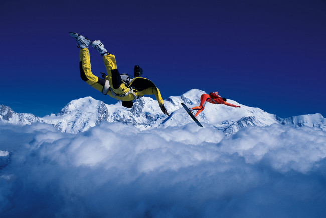 Обои картинки фото спорт, экстрим, парашютисты, скайсерфинг, доска, камера, флаер, парашют, контейнер, небо, снег, горы, облака