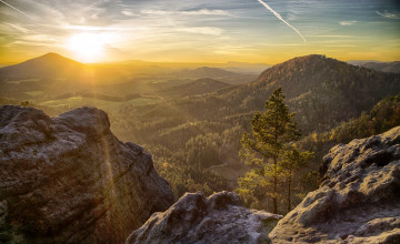 Картинка природа горы скалы панорама рассвет леса поля деревья лучи