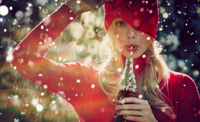 Обои картинки фото бренды, coca-cola, девушка, блондинка, бутылка, напиток, шапка, свитер, снег, кока-кола