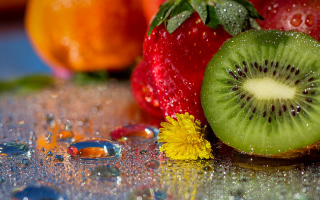 Обои картинки фото еда, фрукты,  ягоды, капли, одуванчик, цветы, клубника, киви