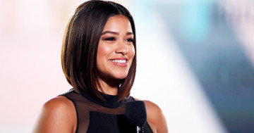 обоя gina rodriguez, девушки, -unsort , лица,  портреты, gina, rodriguez, микрофон, лицо, улыбка