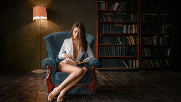 Картинка девушки -+брюнетки +шатенки книжный шкаф книги кресло