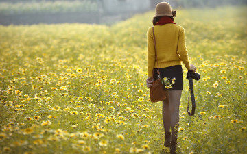Картинка девушки -+брюнетки +шатенки шляпа шарф сумка свитер фотоаппарат поле цветы юбка
