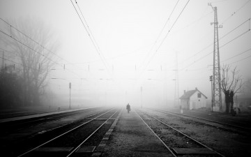 Картинка разное транспортные+средства+и+магистрали человек туман рельсы