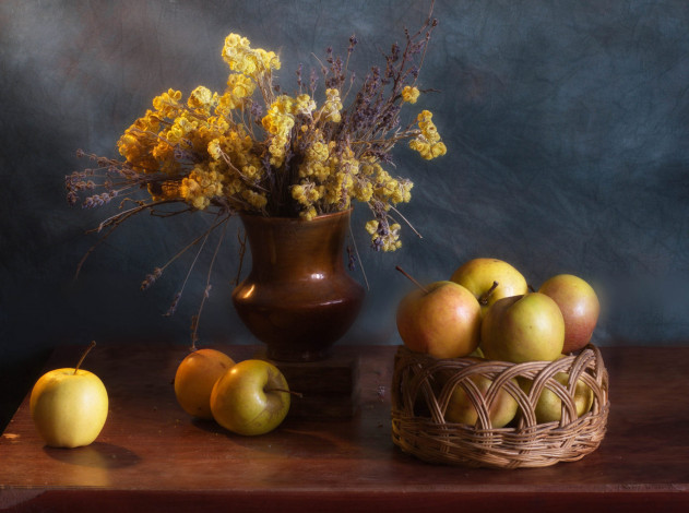 Обои картинки фото еда, яблоки, цветы, стол, букет, желтые, сухие, кувшин, натюрморт, плетенка, крынка