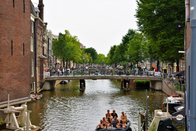 Обои картинки фото города, амстердам , нидерланды, канал, мост, набережная, туристы, лодки